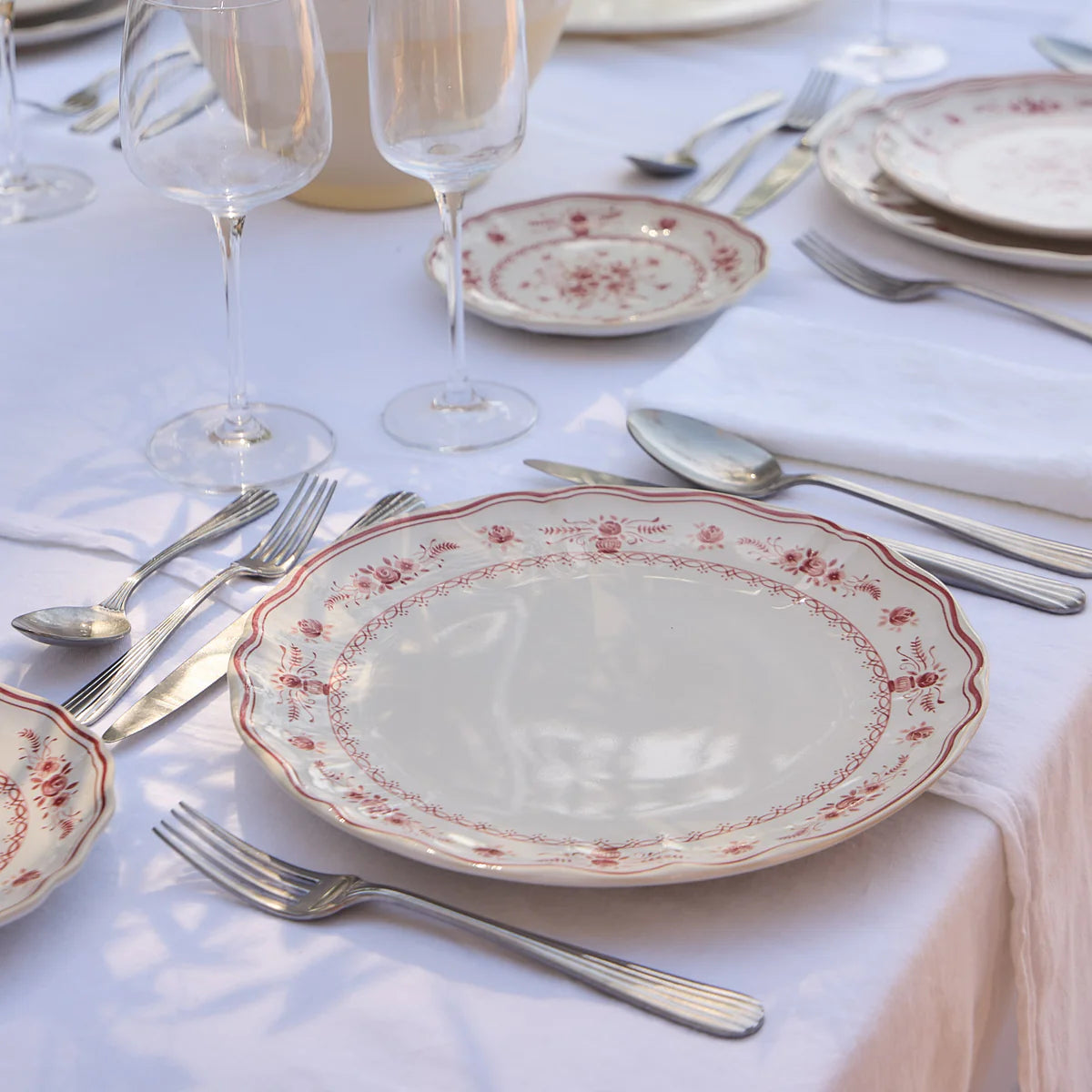 Vila White/Red Dinner Plate