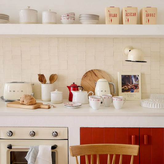 Vila White/Red Mug