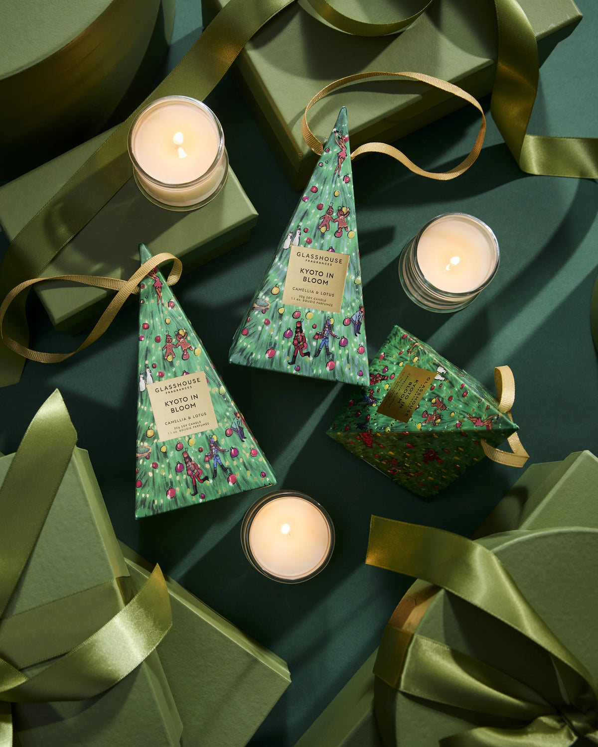 Christmas Bauble Candle Kyoko in Bloom