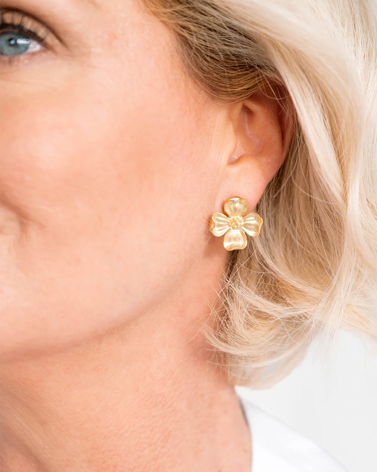 Susan Shaw Dogwood Flower Stud Earrings 1175G