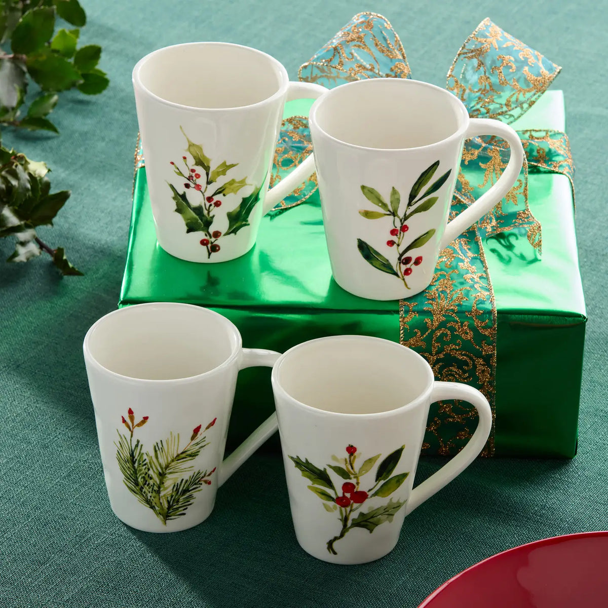 Holly and Vines Mug 18 OZ