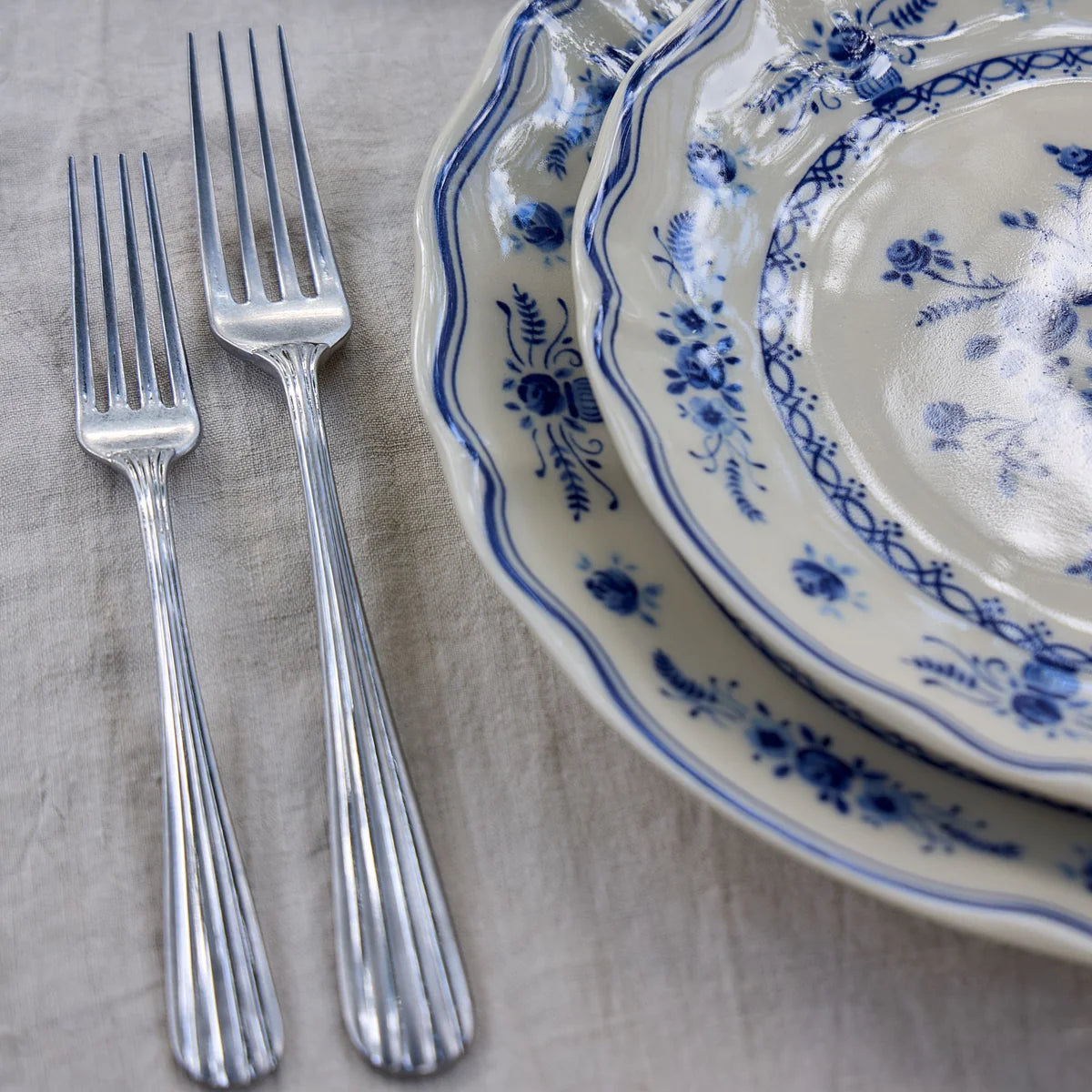 Vila White/Blue Dinner Plate